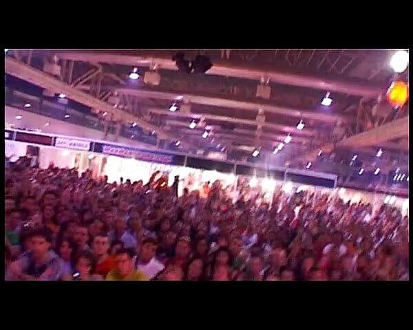 Java Consulting: İki kız seyirci önünde bir adamı memnun ediyor