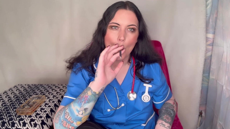 MissFFW: नर्स एफएफडब्ल्यू धूम्रपान नहीं करने के बारे में परवाह नहीं करता है