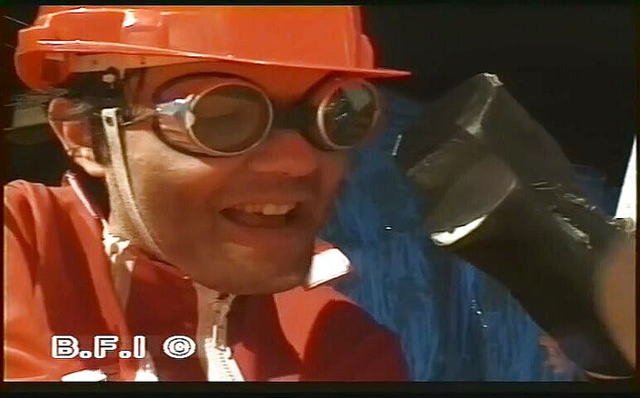 Weird & Bizarre: Blondynka owinięta folią zostaje udręczona