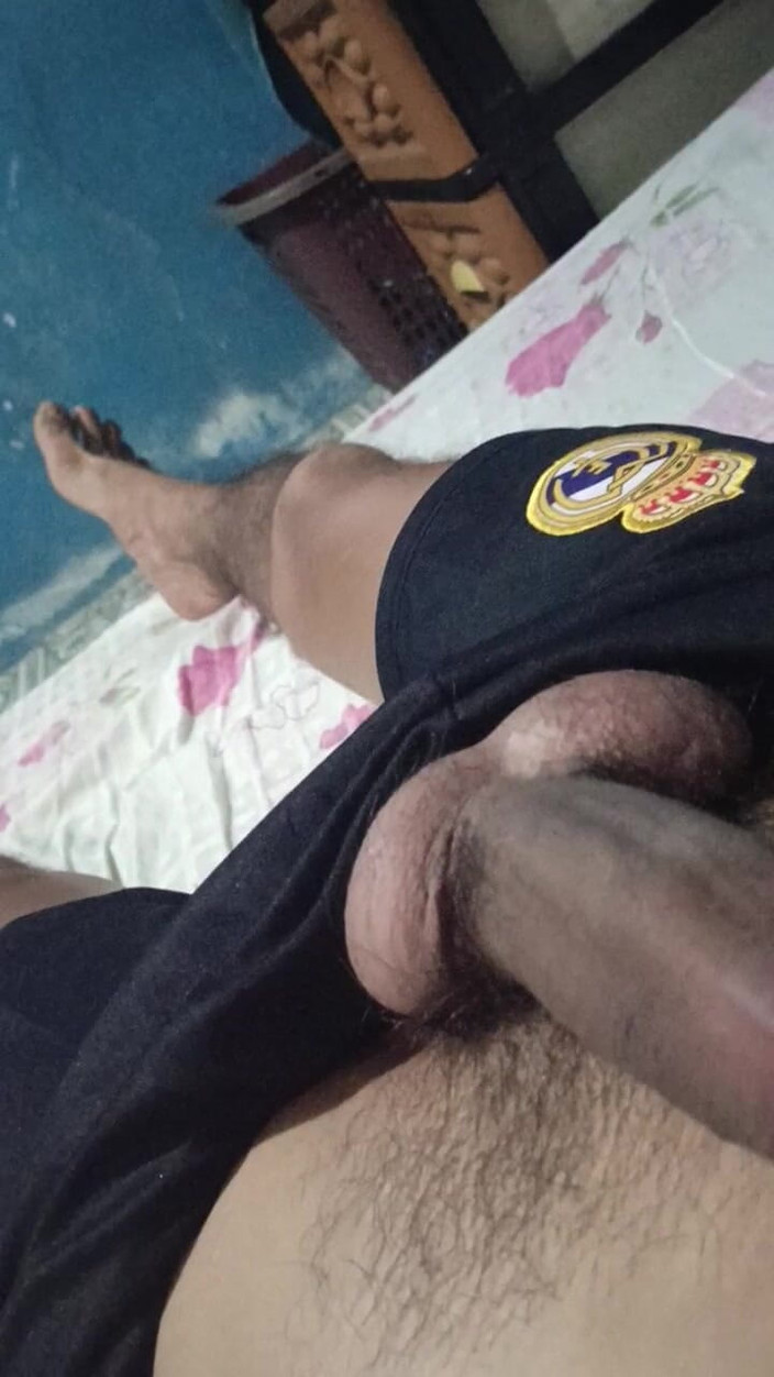 AdmHell: Mes mains en ont marre de secouer ma grosse bite