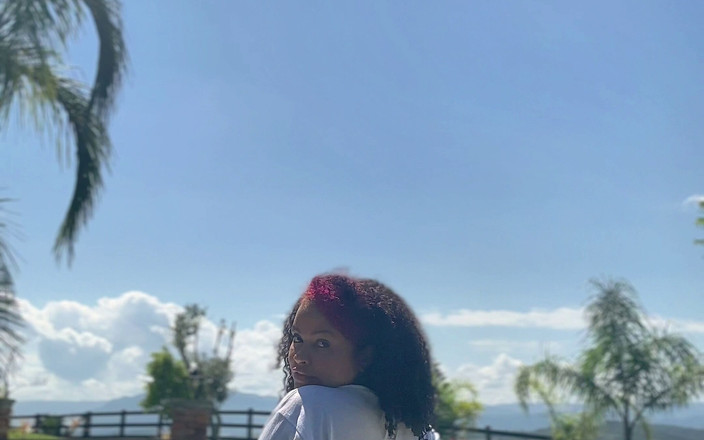 Cutiepiie Chubby: Пухлая чернокожая пердит, как сумасшедшая в бассейне