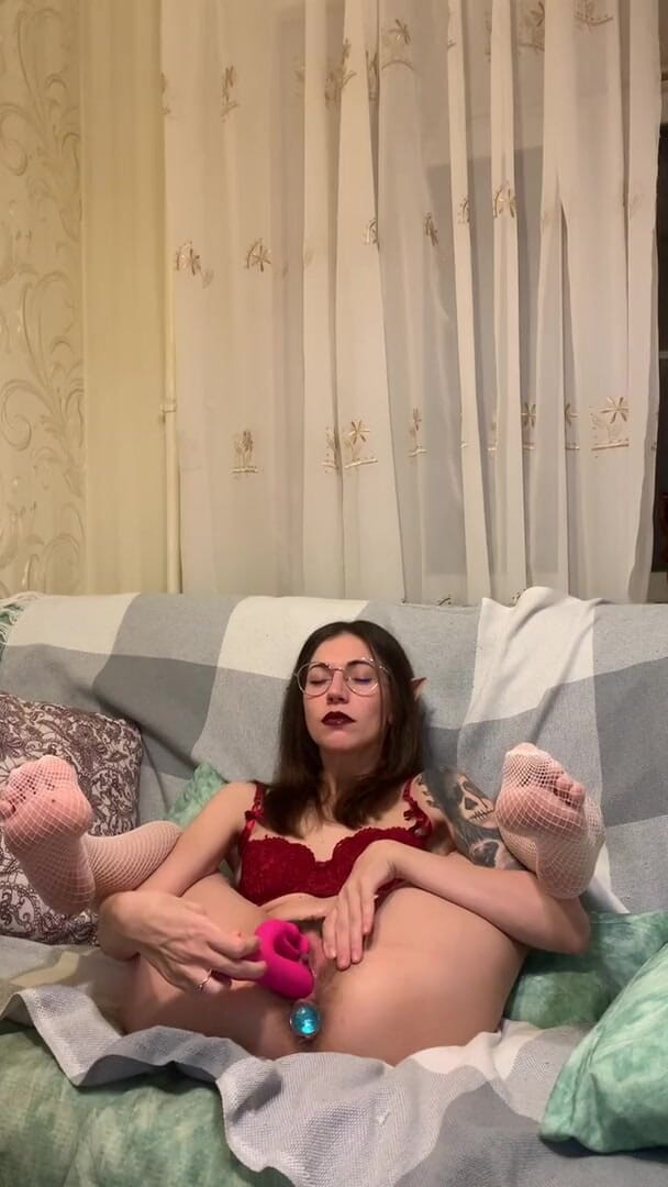 Tina Wink: O pisicuță sălbatică cu tatuaje suge vibratorul și își aduce pizda la...