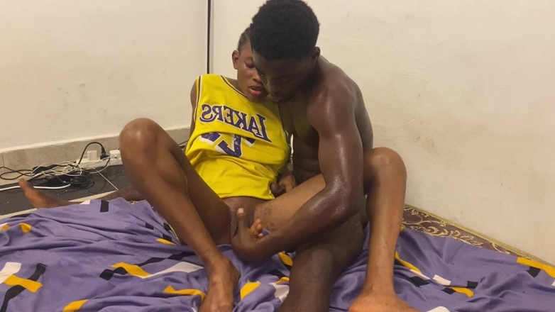 NaijaTeens: Cowok sange ini ngentot memekku dan lanjut ngentot memekku sesukanya
