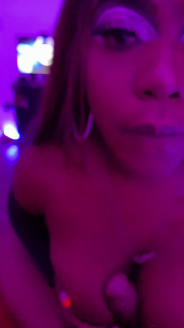 AndreaAndJean: Cewek semok kulit hitam ini nyepong kontol dan diam-diam nyepong...