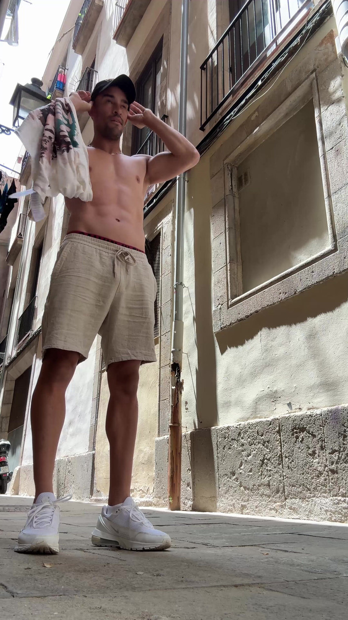 Paul Williams: Telanjang Sepenuhnya Di Jalanan Barcelona