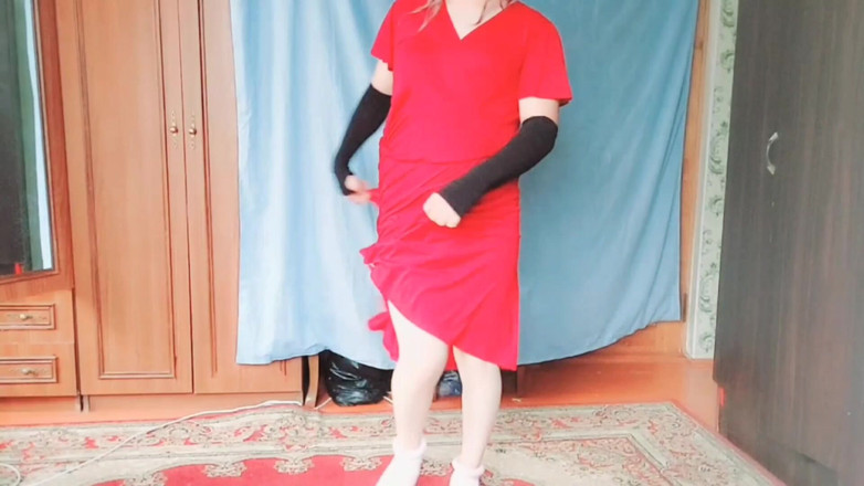 Kitty_Cross: Çarpıcı kadın kılıklı kadın her adımında seni düşürtiyor