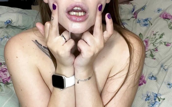 Katy Milligan: Pokazywanie środkowego palca podczas masturbacji