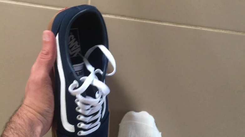 Manlyfoot: Zapato oliendo calcetín oliendo en primer plano - divertido para todos...