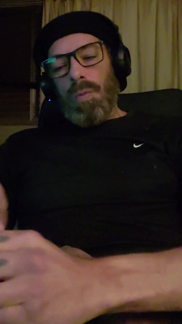 BBIG: Brnha Fumando E Gozando Na Camiseta!