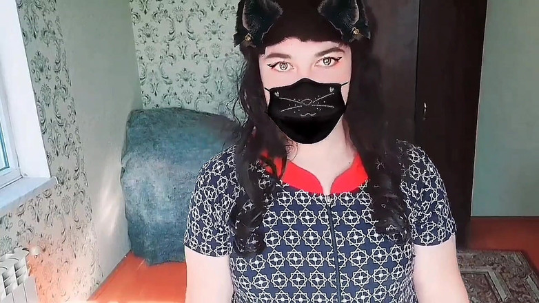 Kitty_Cross: Słodkie shemale odpoczywające stopy w delikatnej bieżącej wodzie