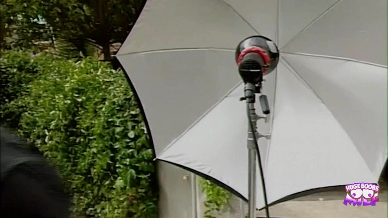 Huge Boobs MILF: Morena com peitões naturais recebe uma foda hardcore depois da...