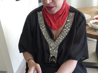 Souzan Halabi: Une MILF arabe à gros nichons et gros cul invite des...