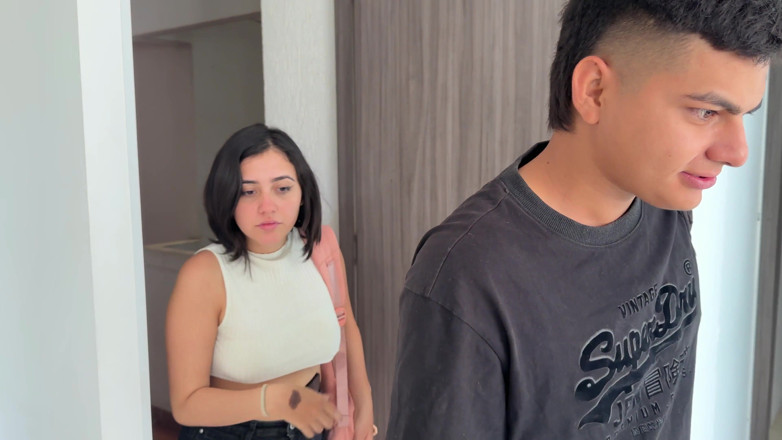 ManuelaAlvarez: Saya Berkongsi Bilik Hotel Dengan Kawan Baik Latina Saya Dan...