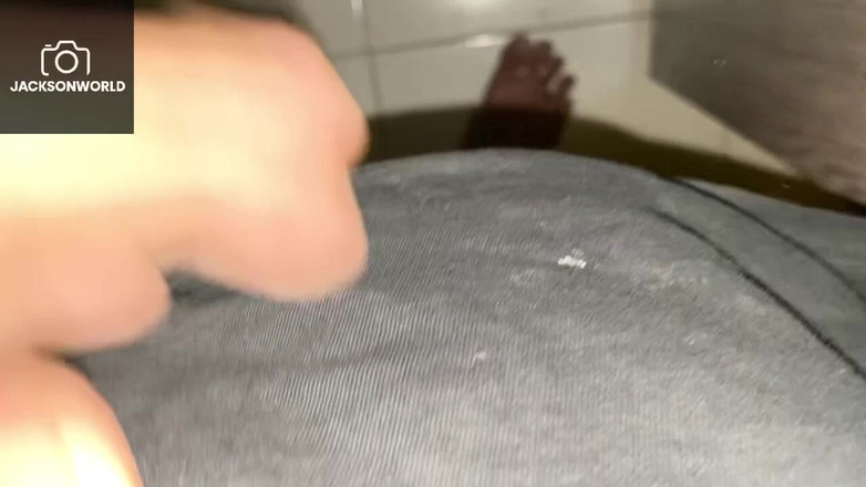 Jackson World: 热辣的单人表演观看我在衣柜前自慰，直到我再也忍不住