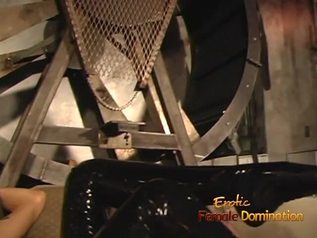 Erotic Female Domination: Lízej mi špinavé nohy, šukej otroka