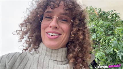 VibeWithMommy: Потім я трахаю фаната в кав'ярні