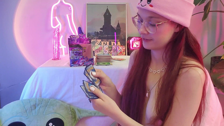 petitesubkitten: 젖탱이와 게임 카드는 토플리스로 당깁니다