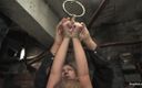 Hogtied by Kink: Sarah Blake paling seksi