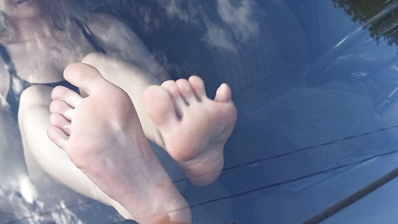 FoxyAndZaz: Показую свої ноги в машині