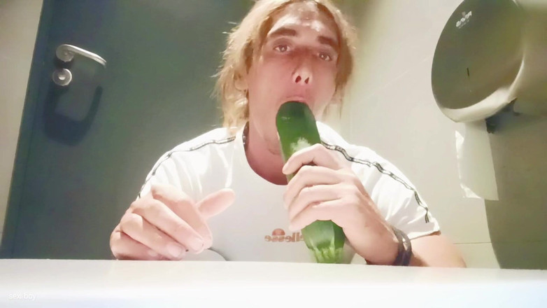 Culopeke: 年轻同性恋在健身房的第五天在浴室里张开他的屁股