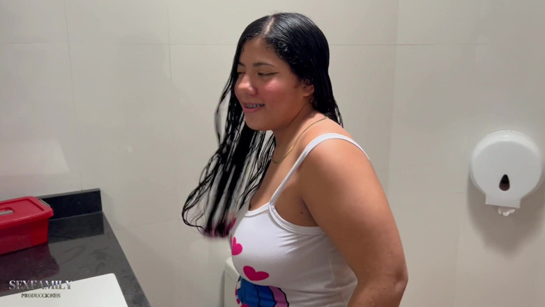 Bigboobssex: Mój piękny indianin przygotowuje się w łazience i wygląda tak atrakcyjnie, że...