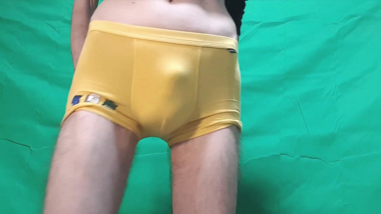 HeIsSooThin: Essayage de garçon jaune