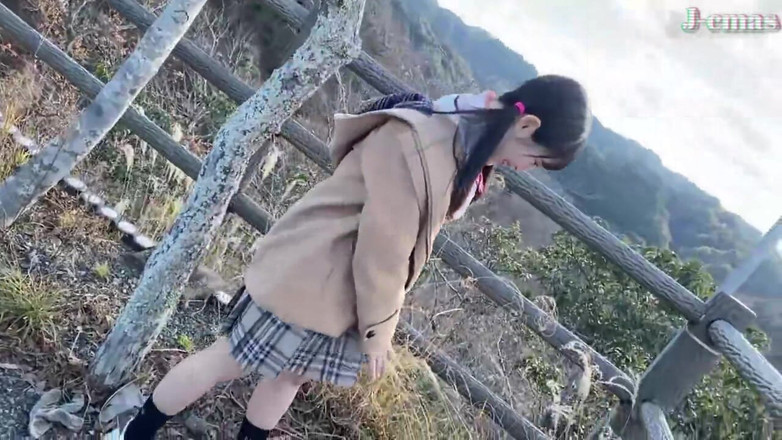 J-Cams: ディープキスが大好きなワイルドな美女は、どこへ行っても彼女の情熱を捉えます。- B