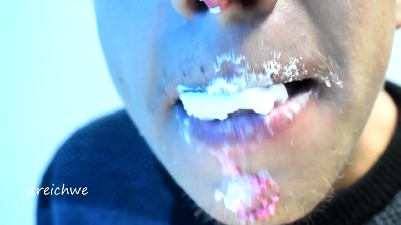 Dreichwe: Eating cake with his mouth