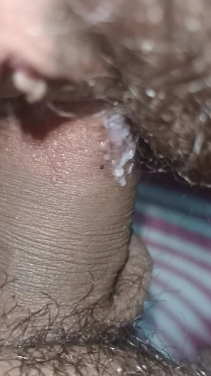 XXX Nepal: Kocası Urfis'in amını yalıyor ve onu Hintçe salatalık ile sikiyor