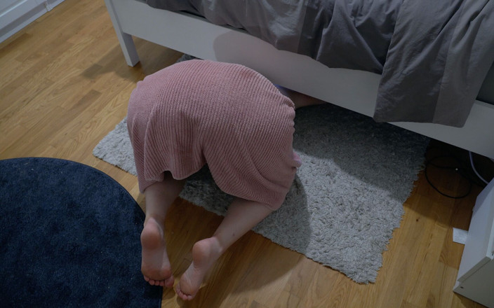 LinaLove_: Stor vit röv styvsyster fast under sängen och får hennes...
