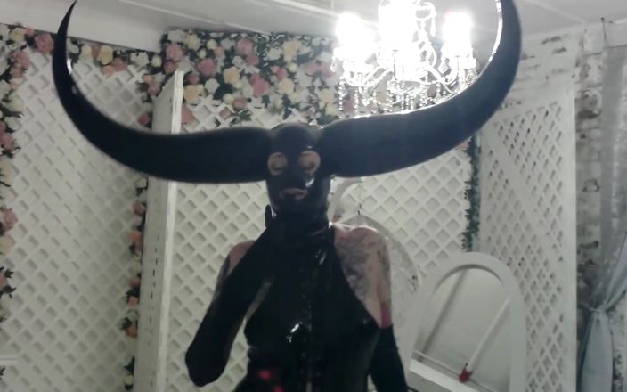 Lady Lazarus: Boynuzlu lateks maske ve pvc striptiz