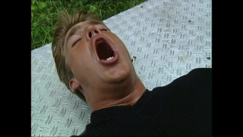 Wonderful Hot World X: 2人の素晴らしい若い女がデカチンで消防士に口の中でファックされ、イク