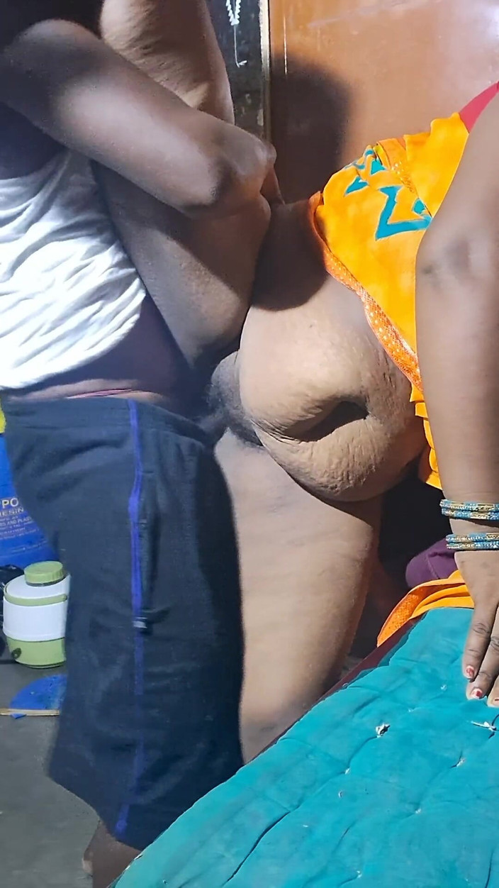 Puja bhabi: Bhabhi desi berkongkek dalam gaya doggy