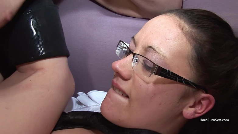 Hard Euro sex: Nhóm bốn chàng trai đụ một chiếc kính đeo kính tuổi teen