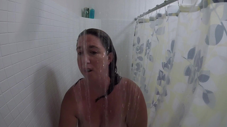 Lizzy Price: Shower time fun while singing