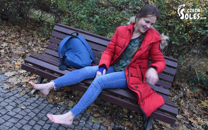 Czech Soles - foot fetish content: Грязные ступни в парке подчищает незнакомец, в видео от первого лица