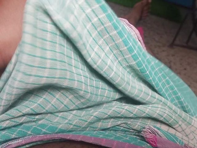 Bhabhi's Pussy Looks Hot in Red Saree (Desi aunty ki chudai)