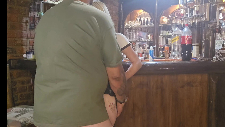 Bigjoefuckalott: カッコールドが友人が妻を指で犯すのを見ているセックス