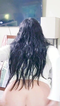 Wat de getrouwde milf draagt onder haar kantoorkleding. Ze staat altijd klaar.