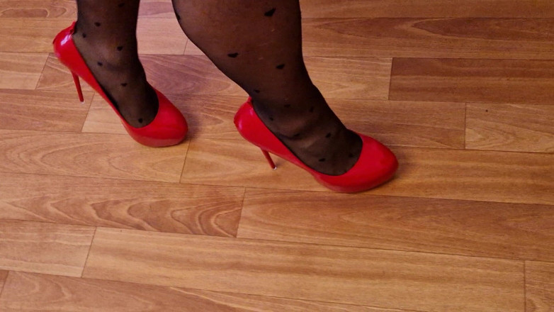 Milosbroz: 性感高跟鞋三人组，偷偷穿着紧身裤四处走动，玩着高跟鞋