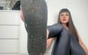 Lady Medusa: Tongs coquines, humiliation pendante