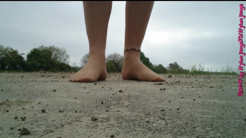 Carmen_Nylonjunge: Pie de nylon fresa aplastado, aplastante al aire libre