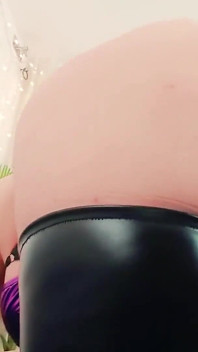 Taquinage en latex et pvc, trou du cul, séduction et facesitting par Arya Grander (vidéo femdom en POV)