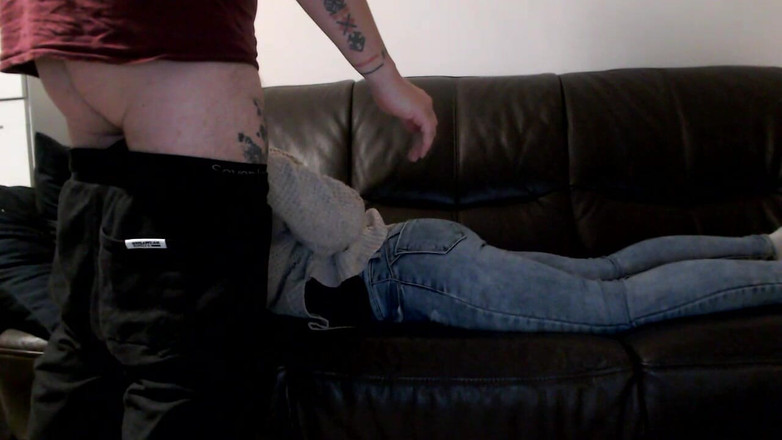 MagicStas: Masaż dupy i cipki przez dżinsy na kanapie