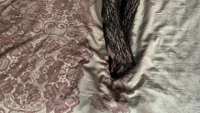 Gloria Gimson: Menina acaricia as pernas em meias e faz um boquete...