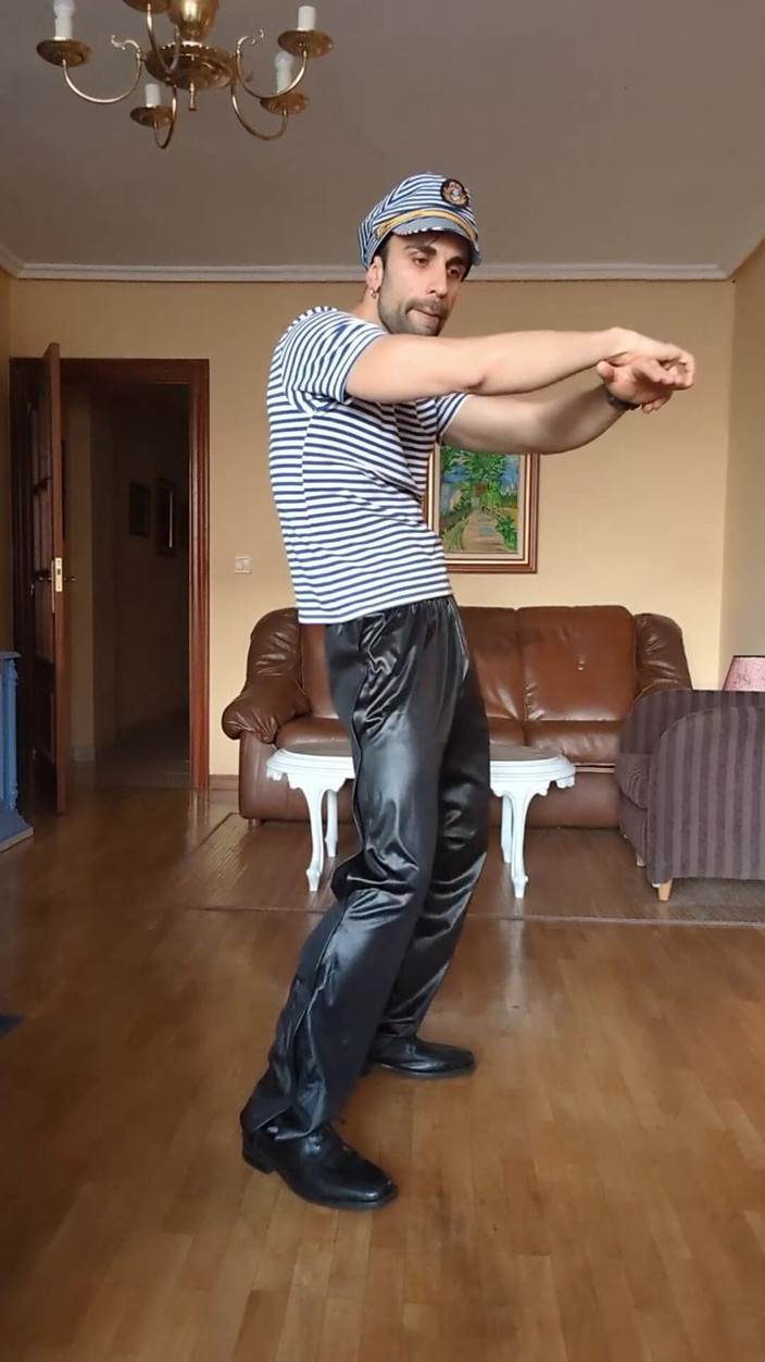 Zeus Ray: 我做了一个穿着军装的streeptease