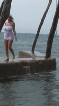 Ines Cudna in waves