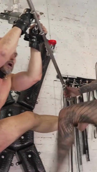 Ballbusting na jednu nohu