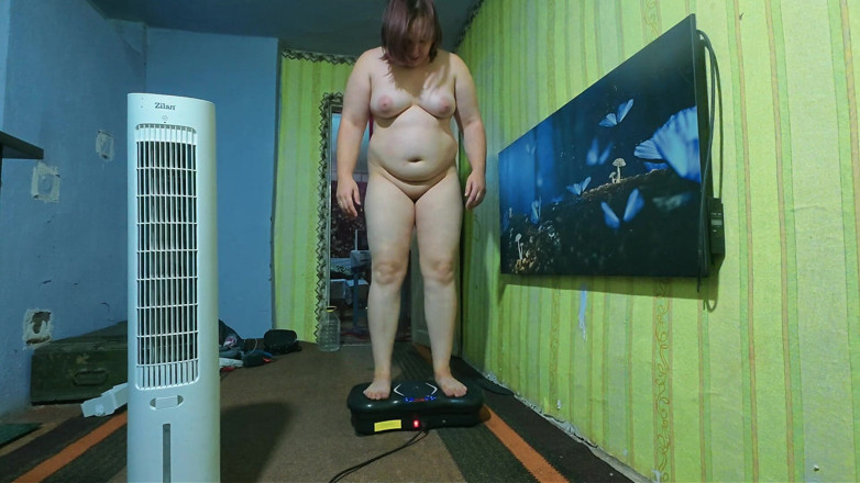 SchoolPrincess: Full Body Big Tits Babe on Scale &amp; Vibrating Platform Inserts...