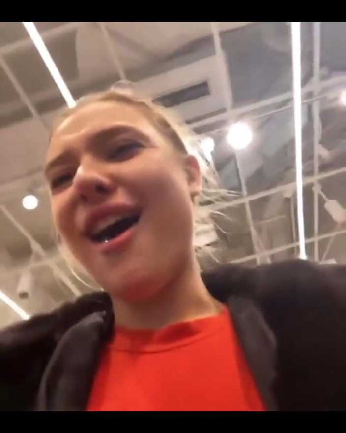 JuiceLussie: Masturbuje v šatně